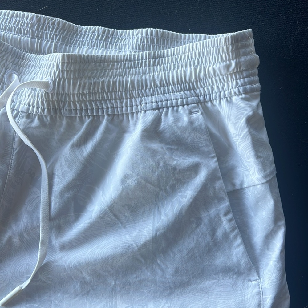 Lululemon Light Grey Pattern Shorts - image 5
